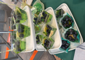 Stół z przysmakami.