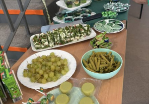 Stół z przysmakami.