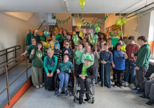 Uczniowie i nauczyciele pozujący do zdjęcia.