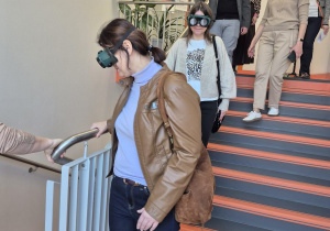 Nauka chodzenia po schodach w goglach.