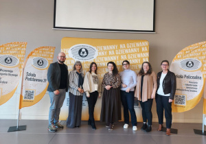 Nauczyciele i gości na wspólnym zdjęciu.