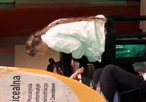 Uczennica gra na pianinie.