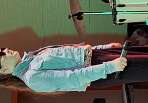 Uczennica na scenie.