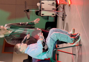 Uczeń z nauczycielką na scenie.