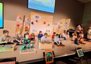 Grupa uczniów grająca na instrumentach muzycznych.