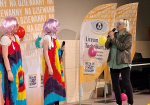 Uczennice na scenie.