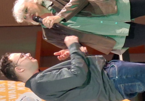 Uczeń z nauczycielką na scenie.