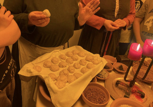 Taca z kulkami ciasta do wypieku podpłomyków.