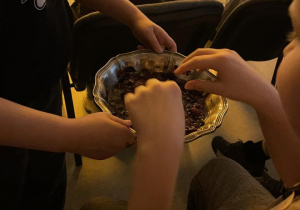 Uczniowie rozpoznają przez dotyk dodatki do ciasta.