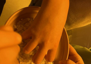 Uczniowie rozpoznają przez dotyk dodatki do ciasta.