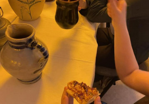 Uczniowie jedzą podpłomyki.