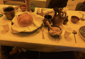 Naczynia z potrawami na stole.