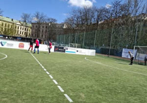 Trening na trawiastej murawie.