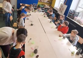 Dzieci słuchają prelekcji o roślinach.