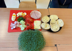 Składniki na wiosenne śniadanie.