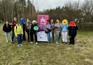 Grupa uczniów i nauczycielek.