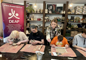 Zajęcia w pracowni ceramicznej.