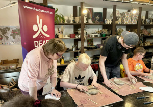 Zajęcia w pracowni ceramicznej.