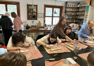 Zajęcia w pracowni ceramicznej.