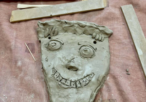 Maska z ceramiki.