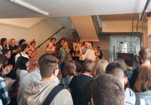 Pani Dyrektor przekazuje nagrodzonemu gratulacje od społeczności szkolnej.