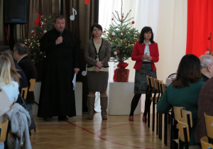 Dyrektor Ośrodka, przedstawicielka Rady Rodziców i ksiądz składają życzenia świąteczne