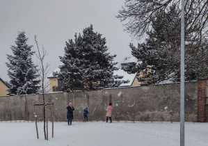 Ogrodzenie Ośrodka, na którym dzieci śniegiem narysowały graffitii