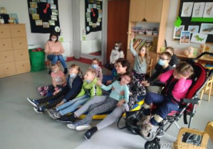 Dzieci siedzące na podłodze, zgadują jakie dźwięki usłyszeli przed chwilą.