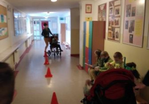Dziewczynki pokonują slalom między pachołkami