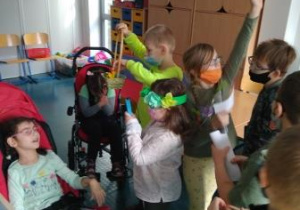 świetlicy dzieci przygotowują się do wykonania kolejnego zadania w podchodach