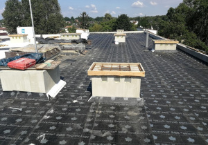 Dach z dociepleniem i instalacjami w trakcie budowy