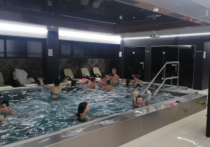 Uczniowie podczas zajęć na basenie.