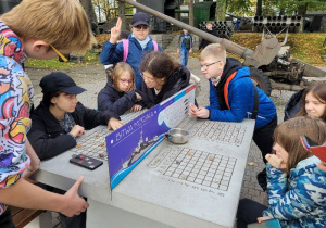Uczniowie grają w terenową grę "Bitwa morska".
