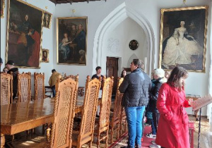 Uczniowie zwiedzają sale w zamku w Kórniku.