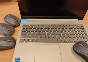 Laptop i myszy komputerowe.