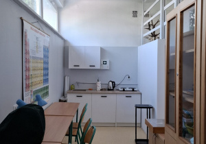 Widok zaplecza pracowni biologicznej.